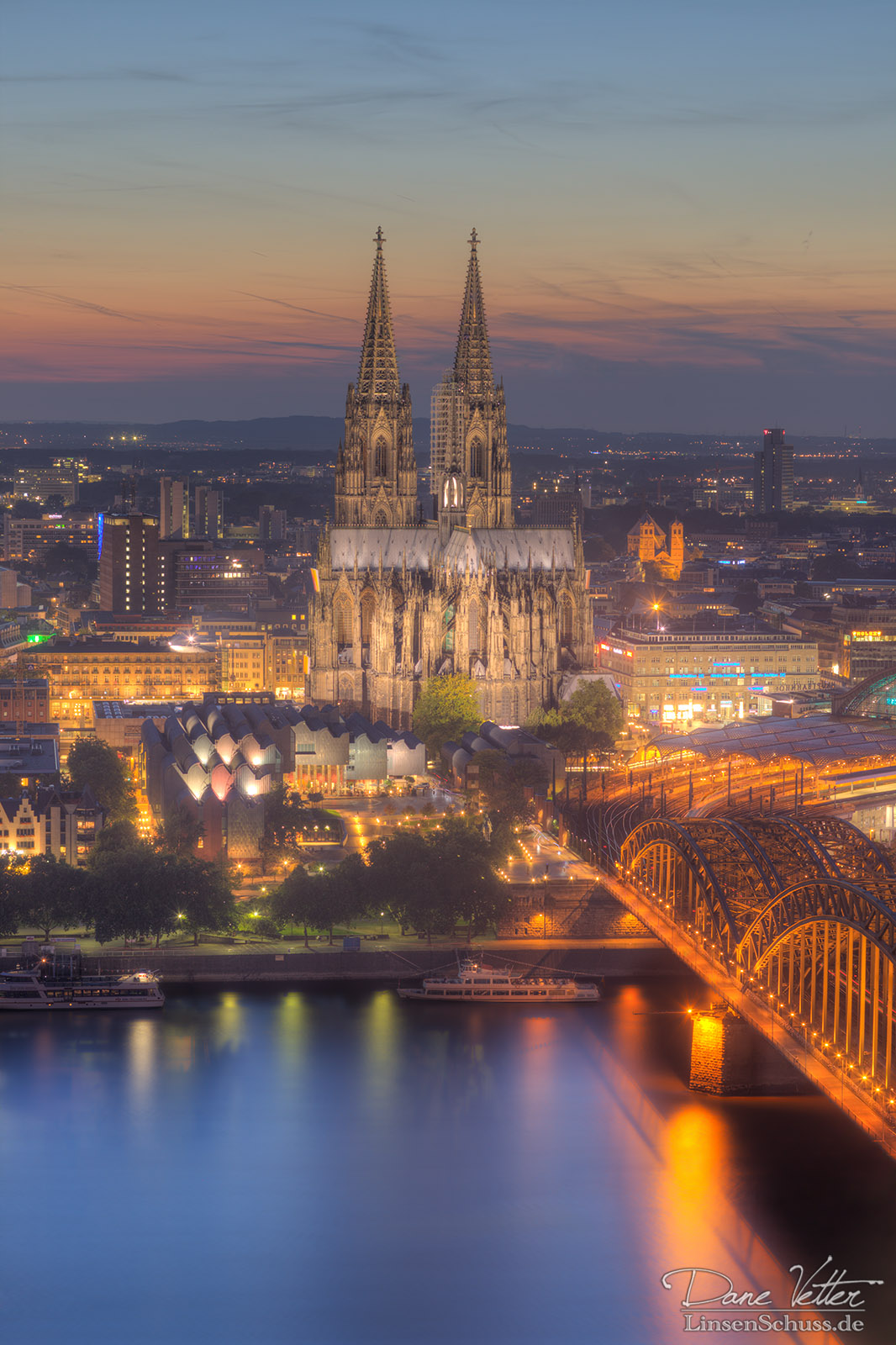 Der Kölner Dom bei Dämmerung